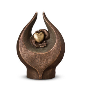 geert-kunen-designer-urn-hands-holding-heart-ceramic-bronze-urn