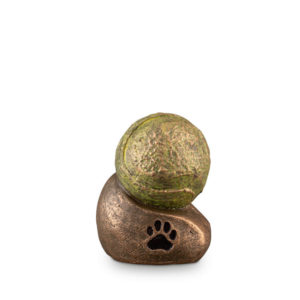 ceramic-geert-kunen-designer-urn-for-dog-tennis-ball